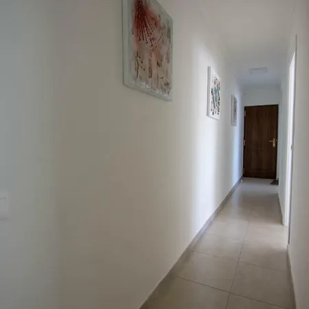Three Bedroom Goleta Apartamento *
